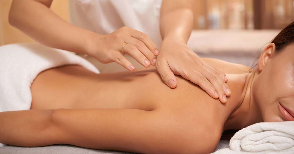 Profissional realizando massagem relaxante em cliente